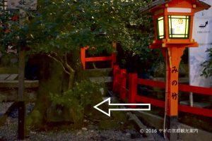 八坂神社の夜哭き石