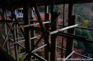清水寺の紅葉と工事